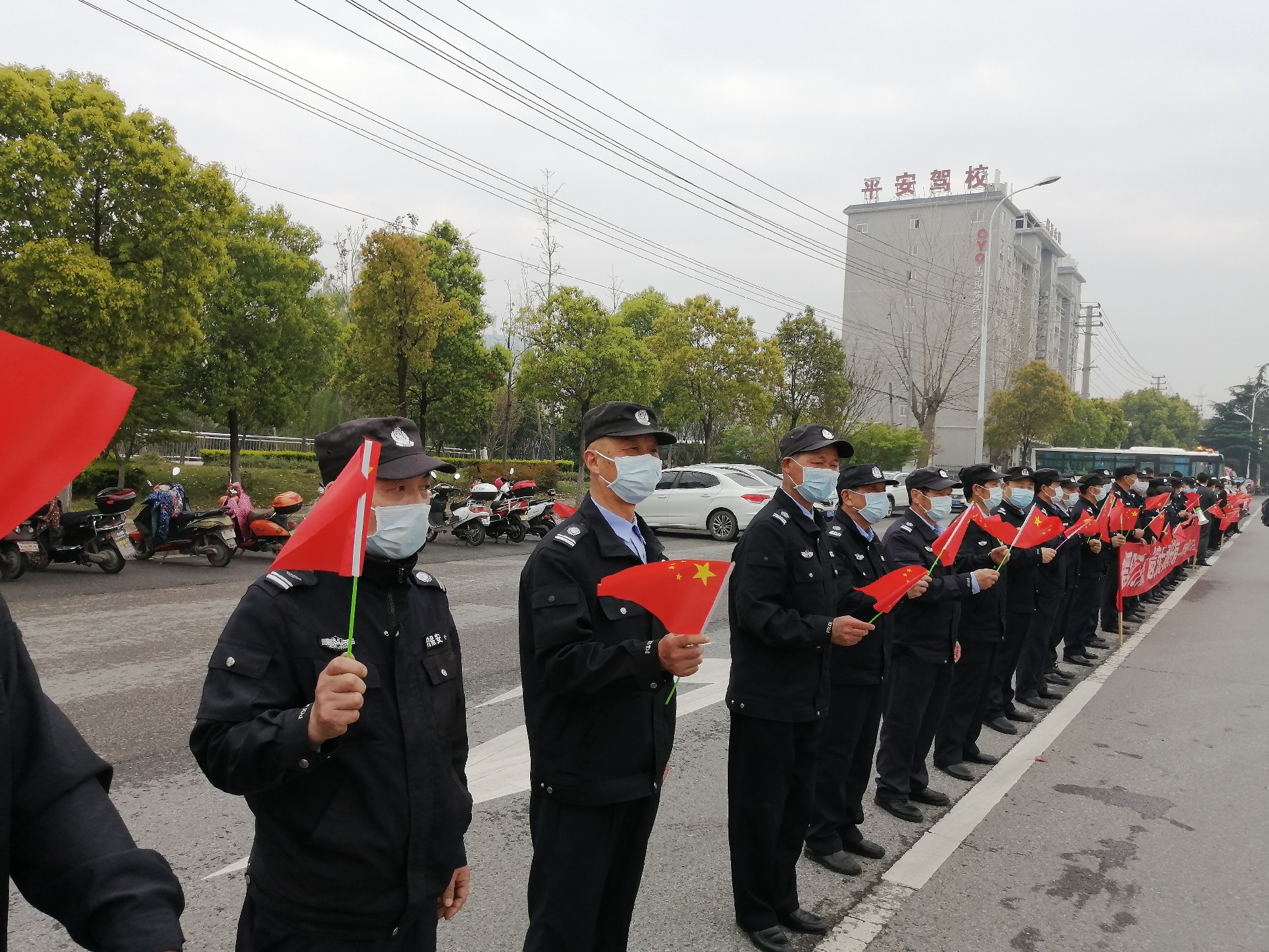 百佳物業黨支部組織公司黨員、入黨積極分子和百佳物業的佳人們為援鄂湖南醫療隊送行