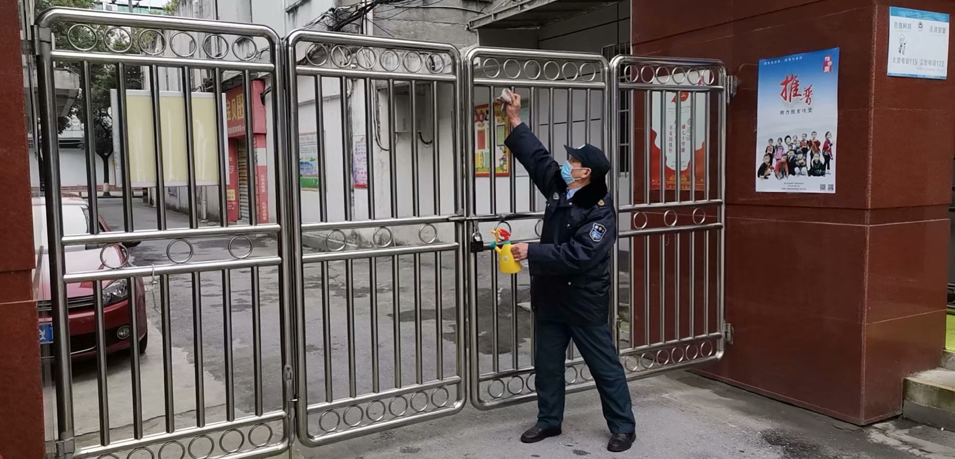 百佳保安教育系統員工堅守崗位，每天對校區進行消殺毒工作，協助校方開展防疫抗疫工作